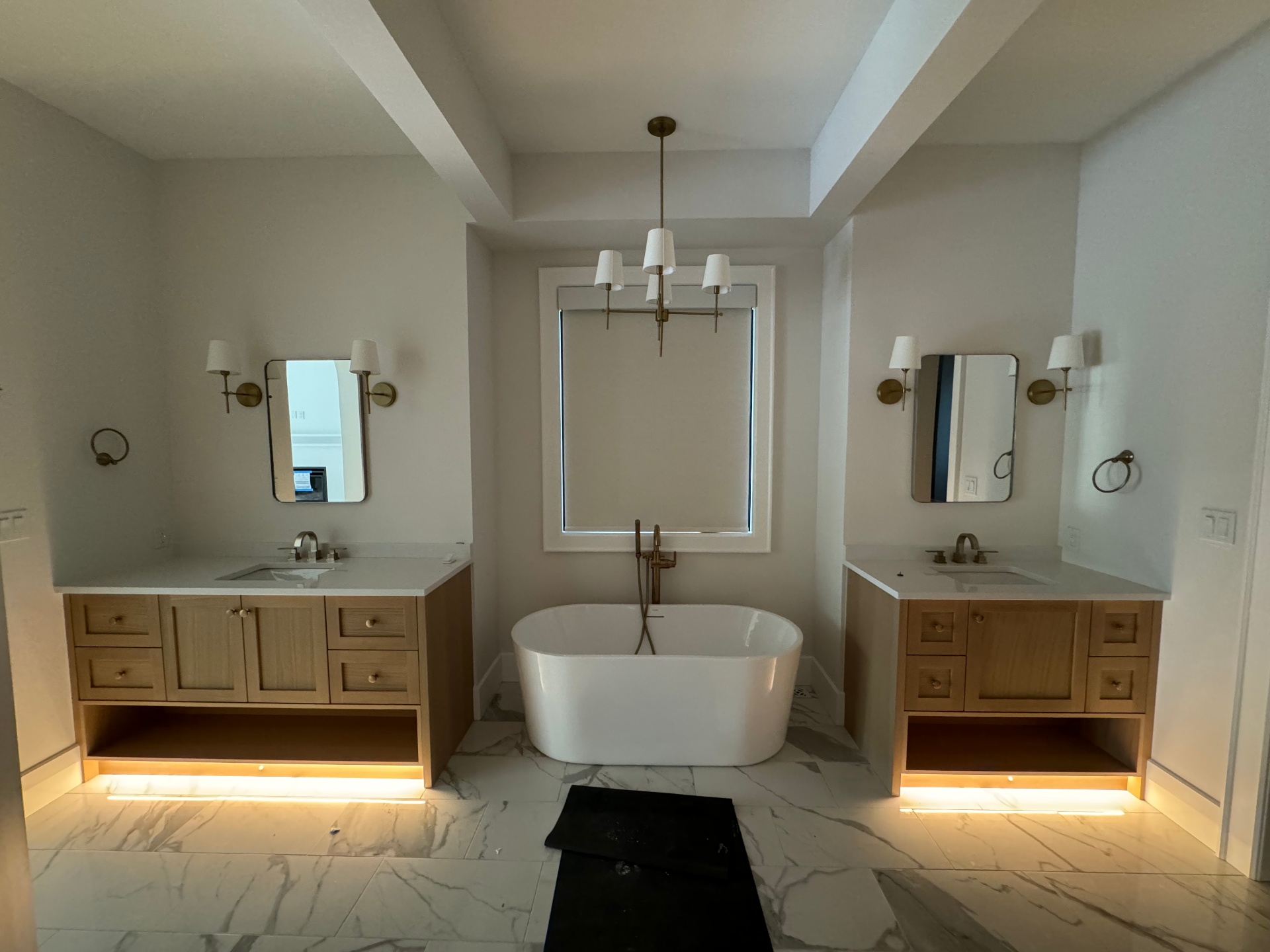 Lutron motorized shade in the ensuite of a Blue Mountains new build